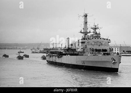 AJAXNETPHOTO. 6. APRIL 1982. PORTSMOUTH, ENGLAND. -HMS FEARLESS VERLÄSST PORTSMOUTH FÜR DEN FALKLAND-INSELN, GEFOLGT VON IHRER FLOTTILLE LANDUNGSBOOTE. FOTO: JONATHAN EASTLAND/AJAX REF: 820604 1 Stockfoto