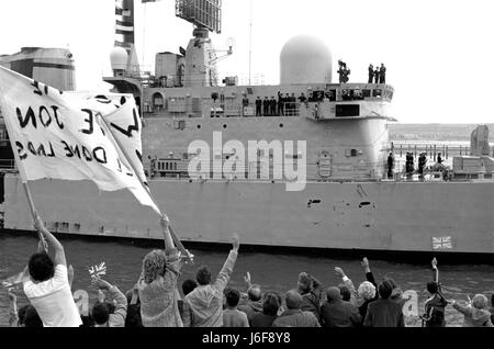 AJAXNETPHOTO. 19. JUNI 1982 - PORTSMOUTH, ENGLAND. -FALKLAND-VETERAN - SHEFFIELD-KLASSE (TYP 42/1 & 2) ZERSTÖRER HMS GLASGOW BEKOMMT EINEN HELDEN WILLKOMMEN, DA DIE BOMBE SCHIFF KEHRTE AUS DEN SÜDLICHEN ATLANTIK BESCHÄDIGTE.  FOTO: JONATHAN EASTLAND/AJAX.  REF: 821906 13A Stockfoto