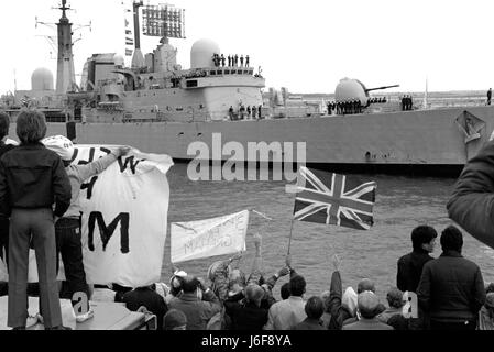 AJAXNETPHOTO. 19. JUNI 1982 - PORTSMOUTH, ENGLAND. -FALKLAND-VETERAN - SHEFFIELD-KLASSE (TYP 42/1 & 2) ZERSTÖRER HMS GLASGOW BEKOMMT EINEN HELDEN WILLKOMMEN, DA DIE BOMBE SCHIFF KEHRTE AUS DEN SÜDLICHEN ATLANTIK BESCHÄDIGTE.  FOTO: JONATHAN EASTLAND/AJAX.  REF: 821906 19 Stockfoto