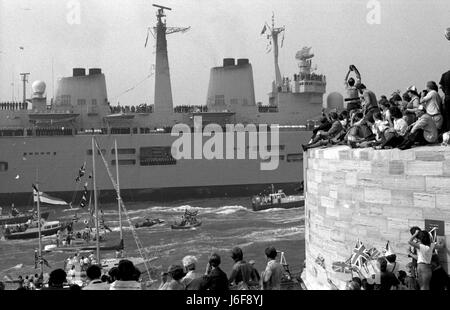 AJAXNETPHOTO. 17. SEPTEMBER 1982. PORTSMOUTH, ENGLAND - UNBESIEGBAR RETOURE - DIE TRÄGER HMS UNBESIEGBAR NACH PORTSMOUTH KEHRT, BEGLEITET VON EINER FLOTTE VON GÖNNERN AM ENDE DES SÜDATLANTIK PFLICHT WÄHREND DES FALKLAND-KAMPAGNE FOTO: SIMON BARNETT/AJAX REF: 820917 33 Stockfoto