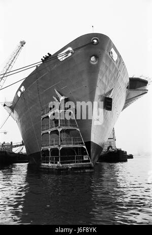 AJAXNETPHOTO. 3. APRIL 1982. PORTSMOUTH, ENGLAND - FALKLAND INSELN ABFAHRT. HMS UNBESIEGBAR ERHÄLT EINE LACKIERUNG VOR DER ABFAHRT ZU DEN SÜDATLANTIK. FOTO: JONATHAN EASTLAND/AJAX REF: 820304 2 Stockfoto