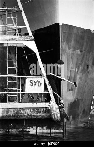 AJAXNETPHOTO. 3. APRIL 1982. PORTSMOUTH, ENGLAND - FALKLAND INSELN ABFAHRT. HMS UNBESIEGBAR ERHÄLT EINE LACKIERUNG VOR DER ABFAHRT ZU DEN SÜDATLANTIK. FOTO: JONATHAN EASTLAND/AJAX REF: 820304 2 Stockfoto