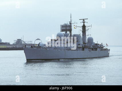 AJAXNETPHOTO. 1982. PORTSMOUTH, ENGLAND. -FALKLAND-VETERAN - HMS BIRMINGHAM KEHRT NACH HAUSE ZURÜCK.  FOTO: JONATHAN EASTLAND/AJAX.  REF: 21204 4 2 Stockfoto