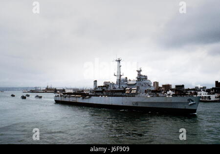 AJAXNETPHOTO. 6. APRIL 1982. PORTSMOUTH, ENGLAND. -HMS FEARLESS VERLÄSST PORTSMOUTH FÜR DEN FALKLAND-INSELN, GEFOLGT VON IHRER FLOTTILLE LANDUNGSBOOTE. FOTO: JONATHAN EASTLAND/AJAX REF: 909362 Stockfoto