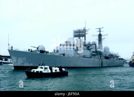 AJAXNETPHOTO. 19. JUNI. 1982. PORTSMOUTH, ENGLAND. -ÜBERLEBENDER KEHRT ZURÜCK - DER TYP 42 (1 & 2) SHEFFIELD KLASSE ZERSTÖRER (3660 TONNEN) HMS GLASGOW, EIN PATCH IN IHREM RUMPF SICHTBAR, WO EINE ARGENTINISCHE BOMBE EINGETRAGEN AM RUMPF, KEHRT NACH HAUSE ZURÜCK.  FOTO: JONATHAN EASTLAND/AJAX. REF: NA GLASGOW/909642. Stockfoto