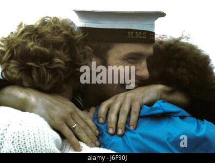 AJAXNETPHOTO. 19. JUNI. 1982. PORTSMOUTH, ENGLAND. -ÜBERLEBENDER KEHRT ZURÜCK - SEGLER VON DER BOMBE BESCHÄDIGT TYP 42 (1 & 2) SHEFFIELD-KLASSE ZERSTÖRER (3660 TONNEN) HMS GLASGOW BEKOMMT EINE SOWOHL DOCKSIDE WILLKOMMEN, ALS DAS SCHIFF NACH HAUSE KAM.  FOTO: JONATHAN EASTLAND/AJAX. REF: 910814 Stockfoto