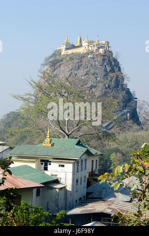 Hilltop Kloster, Mount Popa, in der Nähe von Bagan, Myanmar, Stockfoto