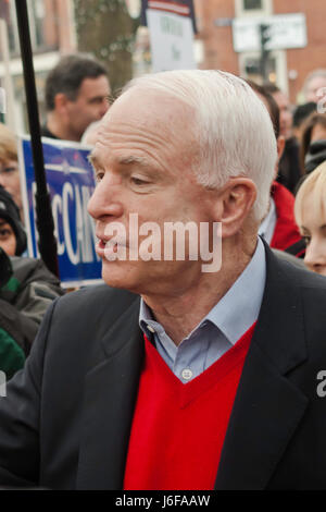 KEENE, NH / USA - 7. Januar 2008: US-Senator John McCain spricht mit Anhängern auf ein Outdoor-Kundgebung am letzten Tag vor der 2008 NH primäre. Stockfoto