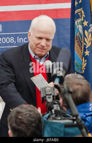 KEENE, NH / USA - 7. Januar 2008: US-Senator John McCain spricht Anhängern zu einer Outdoor-Rallye am letzten Tag vor der 2008 NH primäre. Stockfoto