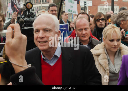 KEENE, NEW HAMPSHIRE/USA - Januar 7, 2008: US-Senator John McCain posiert für ein Foto an einer Rallye, die am Tag vor dem 2008 NH Präsidentenprimär. Stockfoto