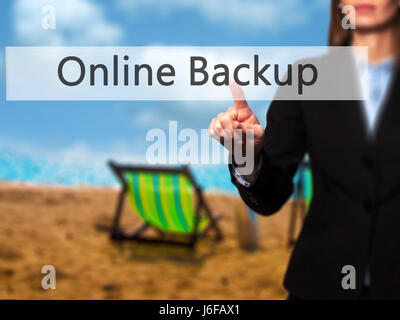 Online-Backup - Geschäftsfrau Hand Taste am Touch-Screen-Oberfläche. Wirtschaft, Technologie, Internet-Konzept. Stock Foto Stockfoto