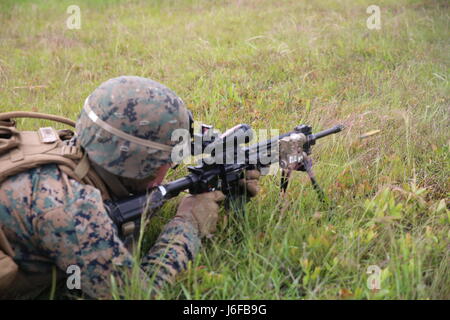 Marine Pfc. Aaron Healey feuert seine Gewehr M4 Carbine während eines Feuers Team Trainings in Camp Lejeune, North Carolina, 9. Mai 2017. Die Übung konzentriert sich auf Feuer Teamtaktik, um ihre Kampffähigkeiten in Tag und Nacht Betrieb zu verbessern. Healey ist eine Infanterie Marine mit 2. Bataillon, 8. Marine Regiment, 2. Marine-Division. (Foto: U.S. Marine Corps Lance Cpl. Patrick Osino) Stockfoto