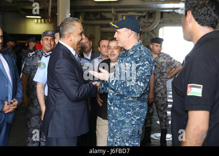 170509-N-HP188-141 AQABA, Jordanien (9. Mai 2017) Captain Eric Pfister, Kommandierender Offizier der amphibischen Angriff Schiff USS Bataan (LHD-5), grüßt Minister Naser Shraideh, Kopf der besonderen wirtschaftlichen Zone Behörde Aqaba während einer Schiffstour während des Trainings eifrig Lion 2017. Begierig, Löwe eine jährliche US Central Command Übung in Jordanien soll um zu militärischer Beziehungen zwischen den USA, Jordanien und anderen internationalen Partnern zu stärken. Das diesjährige Iteration besteht aus etwa 7.200 Soldaten aus mehr als 20 Nationen, die Szenarien, die Grenzsicherung antwortet Stockfoto