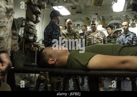 Major General Jeffrey Kramer, Kommandierender general, Combined Joint Operations Center/Army Forces-Jordanien Touren die Krankenstation der USS Bataan.  Begierig, Löwe eine jährliche US Central Command Übung in Jordanien soll um zu militärischer Beziehungen zwischen den USA, Jordanien und anderen internationalen Partnern zu stärken. Das diesjährige Iteration besteht aus etwa 7.200 Soldaten aus mehr als 20 Nationen, die auf Szenarien, die Grenzsicherung, Befehl und Steuerung, Cyber Defense und Battlespace Management reagieren wird.  (Foto: US-Armee Sgt. Mickey A. Miller) Stockfoto