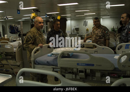 Major General Jeffrey Kramer, Kommandierender general, Combined Joint Operations Center/Army Forces-Jordanien Touren die Krankenstation der USS Bataan.  Begierig, Löwe eine jährliche US Central Command Übung in Jordanien soll um zu militärischer Beziehungen zwischen den USA, Jordanien und anderen internationalen Partnern zu stärken. Das diesjährige Iteration besteht aus etwa 7.200 Soldaten aus mehr als 20 Nationen, die auf Szenarien, die Grenzsicherung, Befehl und Steuerung, Cyber Defense und Battlespace Management reagieren wird.  (Foto: US-Armee Sgt. Mickey A. Miller) Stockfoto