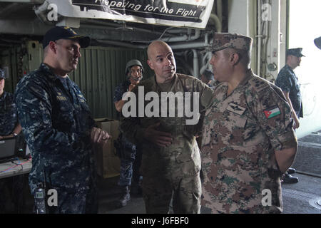 Major General Jeffrey Kramer, Kommandierender general, Combined Joint Operations Center/Army Forces-Jordanien Touren die Krankenstation der USS Bataan.  Begierig, Löwe eine jährliche US Central Command Übung in Jordanien soll um zu militärischer Beziehungen zwischen den USA, Jordanien und anderen internationalen Partnern zu stärken. Das diesjährige Iteration besteht aus etwa 7.200 Soldaten aus mehr als 20 Nationen, die auf Szenarien, die Grenzsicherung, Befehl und Steuerung, Cyber Defense und Battlespace Management reagieren wird.  (Foto: US-Armee Sgt. Mickey A. Miller) Stockfoto