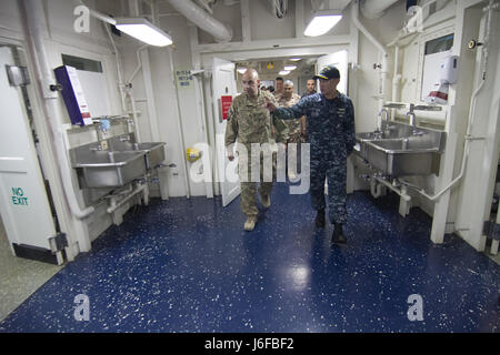 Major General Jeffrey Kramer, Kommandierender general, Combined Joint Operations Center/Army Forces-Jordanien Touren die Krankenstation der USS Bataan.  Begierig, Löwe eine jährliche US Central Command Übung in Jordanien soll um zu militärischer Beziehungen zwischen den USA, Jordanien und anderen internationalen Partnern zu stärken. Das diesjährige Iteration besteht aus etwa 7.200 Soldaten aus mehr als 20 Nationen, die auf Szenarien, die Grenzsicherung, Befehl und Steuerung, Cyber Defense und Battlespace Management reagieren wird.  (Foto: US-Armee Sgt. Mickey A. Miller) Stockfoto