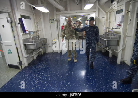 Major General Jeffrey Kramer, Kommandierender general, Combined Joint Operations Center/Army Forces-Jordanien Touren die Krankenstation der USS Bataan.  Begierig, Löwe eine jährliche US Central Command Übung in Jordanien soll um zu militärischer Beziehungen zwischen den USA, Jordanien und anderen internationalen Partnern zu stärken. Das diesjährige Iteration besteht aus etwa 7.200 Soldaten aus mehr als 20 Nationen, die auf Szenarien, die Grenzsicherung, Befehl und Steuerung, Cyber Defense und Battlespace Management reagieren wird.  (Foto: US-Armee Sgt. Mickey A. Miller) Stockfoto