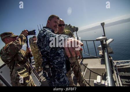 Cmrd. Sylvester Steele erklärt USS Bataan Flugbetrieb mit Briga.Gen. Jeffrey Kramer, kommandierenden General, Combined Joint Operations Center/Army Forces-Jordanien.  Begierig, Löwe eine jährliche US Central Command Übung in Jordanien soll um zu militärischer Beziehungen zwischen den USA, Jordanien und anderen internationalen Partnern zu stärken. Das diesjährige Iteration besteht aus etwa 7.200 Soldaten aus mehr als 20 Nationen, die auf Szenarien, die Grenzsicherung, Befehl und Steuerung, Cyber Defense und Battlespace Management reagieren wird.  (US Armee-Foto von Sgt. Mickey A. Mil Stockfoto