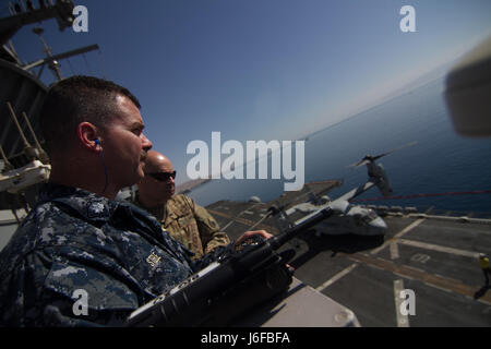 Cmrd. Sylvester Steele erklärt USS Bataan Flugbetrieb mit Briga.Gen. Jeffrey Kramer, kommandierenden General, Combined Joint Operations Center/Army Forces-Jordanien.  Begierig, Löwe eine jährliche US Central Command Übung in Jordanien soll um zu militärischer Beziehungen zwischen den USA, Jordanien und anderen internationalen Partnern zu stärken. Das diesjährige Iteration besteht aus etwa 7.200 Soldaten aus mehr als 20 Nationen, die auf Szenarien, die Grenzsicherung, Befehl und Steuerung, Cyber Defense und Battlespace Management reagieren wird.  (US Armee-Foto von Sgt. Mickey A. Mil Stockfoto