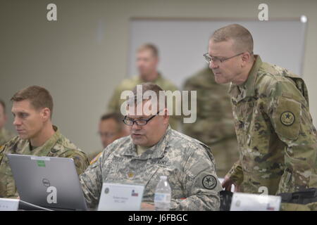 Generalmajor Robert Duley, Cheif of Operations für die Texas militärische Abteilung J33 schließt Briefings vor einer Gruppe von Texas Agentur Führern zu präsentieren. Ressortübergreifende Hurrikan Antwort Partner aus um Texas und versammelten sich im Camp Mabry, 10. Mai 2017 für die jährliche Hurrikan Rehearsal of Concept-Bohrmaschine. (US Armee-Foto von Sgt. Mark Otte/freigegeben. Stockfoto