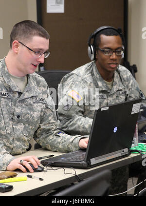 SPC. Paul Thomas und Staff Sgt. Marquis Benton mit South Carolina National Guard überprüfen und imput zur fiktiven Kampfhandlungen Unterstützung der eifrig Lion 2017 bei Joint Force Command, Suffolk, Virginia Eager Lion ist eine jährliche US Central Command-Übung in Jordanien um zu militärischer Beziehungen zwischen den USA, Jordanien und anderen internationalen Partnern zu stärken soll. Das diesjährige Iteration besteht aus etwa 7.200 Soldaten aus mehr als 20 Nationen, die Szenarien, die Grenzsicherung, Befehl und Steuerung, Cyber Defense und Battlespace Manag antwortet Stockfoto