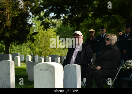 Im Ruhestand Master Sgt. Joe Martin, 6994th Squadron Morse Sicherheitscode Betreiber wartet aufgerufen werden soll, seine Äußerungen während der BARON 52 Kranzniederlegung Zeremonie 10. Mai 2017 beginnen. (US Air Force Foto/Staff Sgt. Alexandre Montes) Stockfoto