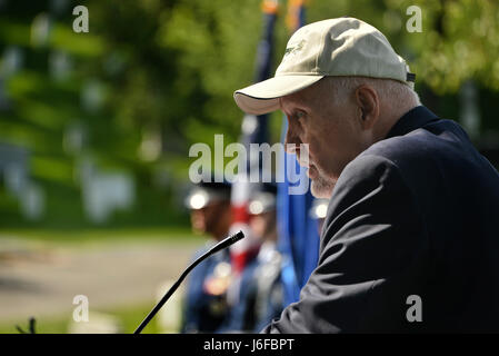 Im Ruhestand Master Sgt. Joe Martin, 6994th Squadron Morse Sicherheitscode Betreiber erzählt Flieger aus 94. Intelligenz Squadron über seine Erfahrungen während des Vietnamkriegs an den BARON 52 Kranzniederlegung Zeremonie 10. Mai 2017. (US Air Force Foto/Staff Sgt. Alexandre Montes) Stockfoto