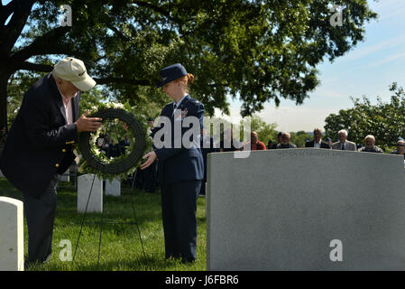 Im Ruhestand Master Sgt. Joe Martin, 6994th Sicherheit Geschwader Morsecode-Betreiber und Oberstleutnant Laura Bunyan, 94. Intelligenz Staffelkapitän, passen Sie den Kranz zu Ehren der EG-43Q Mannschaft verlor im Jahr 1973 am 10. Mai 2017 platziert. (US Air Force Foto/Staff Sgt. Alexandre Montes) Stockfoto