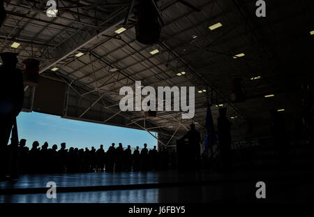 Luft-Kommandos besuchen die 492nd Special Operations Wing Aktivierungszeremonie in Hurlburt Field, 10. Mai 2017. Die Air Force Special Operations Air Warfare Center wurde als die 492nd Sau während einer Zeremonie umbenannt. Sofort wurden folgende, die 492nd Special Operations Group und der 492nd Special Operations Training Group zusammen mit der 492nd Special Operations Support Squadron und der 492nd Special Operations erweiterte Funktionen Squadron aktiviert. (Foto: U.S. Air Force Airman 1st Class Joseph Pick) Stockfoto