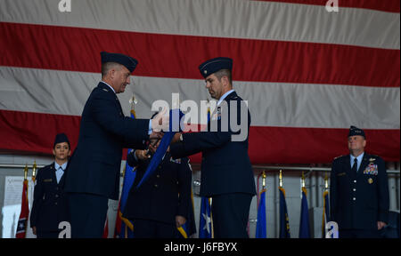 Luft-Kommandos besuchen die 492nd Special Operations Wing Aktivierungszeremonie in Hurlburt Field, 10. Mai 2017. Die Air Force Special Operations Air Warfare Center wurde als die 492nd Sau während einer Zeremonie umbenannt. Sofort wurden folgende, die 492nd Special Operations Group und der 492nd Special Operations Training Group zusammen mit der 492nd Special Operations Support Squadron und der 492nd Special Operations erweiterte Funktionen Squadron aktiviert. (Foto: U.S. Air Force Airman 1st Class Joseph Pick) Stockfoto