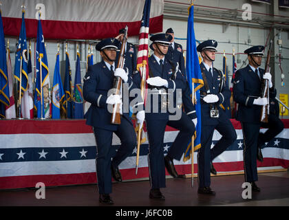 Die Ehrengarde Hurlburt Field präsentiert die Farben während einer Zeremonie Air Force Special Operations Air Warfare Center zu deaktivieren und aktivieren der 492nd Special Operations Wing in Hurlburt Field, Florida, 10. Mai 2017. Die Air Force Special Operations Air Warfare Center wurde umbenannt, als die 492nd Sau. unmittelbar nach diesem, 492nd Special Operations Group und der 492nd Special Operations Training Group zusammen mit der 492nd Special Operations Support Squadron und der 492nd Special Operations erweiterte Funktionen Squadron aktiviert wurden. (US Air Force Foto von Senior Airman Krystal M Stockfoto