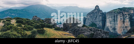 Panoramablick auf die Felsen und die Klöster von Meteora, Griechenland Stockfoto