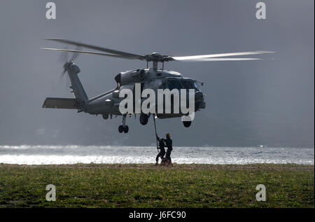 US Navy Matrosen zugewiesen der amphibischen Angriff Schiff Bonhomme Richard (LHD-6) Praxis vertikale Nachschub mit einem SH-60 Sea Hawk Helikopter im Verlauf Landing Stellwerkswärter eingetragen an Bord der Marine Corps Base Hawaii, 10. Mai 2017. Der Kurs bietet den Matrosen die Fähigkeiten, die sie benötigen, um Flugdeck Operationen wesentliche Aufgaben. (Foto: U.S. Marine Corps Gunnery Sgt Hesekiel R. Kitandwe) Stockfoto