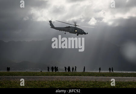 Ein US-Navy SH-60 Sea Hawk-Hubschrauber fliegt über Landing Zone Westfield wo Segler der amphibischen Angriff Schiff Bonhomme Richard (LHD-6) Praxis vertikale Nachschub im Verlauf Landing Stellwerkswärter eingetragen an Bord der Marine Corps Base Hawaii, 10. Mai 2017 zugewiesen. Der Kurs bietet den Matrosen die Fähigkeiten, die sie benötigen, um Flugdeck Operationen wesentliche Aufgaben. (Foto: U.S. Marine Corps Gunnery Sgt Hesekiel R. Kitandwe) Stockfoto