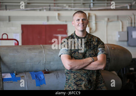 US Marine Corps Sgt. Justin Tyler Johnson erhält den Jack W. Demmond Aviation Ground Marine des Jahres im Marine Corps Air Station Futenma, Okinawa, Japan, 21. April 2017. Das Marine Corps Aviation Association ausgezeichnet Johnson für seine Bemühungen um den Transport von Marines und ihre Ausrüstung zu und von Standorten per Luft, Land und Meer. "Ich war begeistert,", sagte Johnson. "Ich habe nicht wirklich erwartet, es. Ich mache nur meine Arbeit der beste Weg, was, den ich kann." Johnson, ein Eingeborener von Pensacola, Florida, ist ein Chef mit Marine Medium Tilt Rotor Squadron 262, Marine Aircraft Gruppe 36, 1. Marine Aircraft Wing II Einschiffung Stockfoto