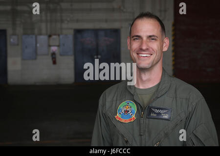 U.S. Marine Corps Gunnery Sgt. Clinton John DuClos erhält den James Maguire außergewöhnliche Achievement Award im Marine Corps Air Station Futenma, Okinawa, Japan, 21. April 2017. Das Marine Corps Aviation Association ausgezeichnet Duclos für führende, mentoring und Training Marines werden Fachexperten und im Feld Flugwerken vollständig qualifiziert sein. "Ich mache nur meinen Job zu den besten meiner Fähigkeit," sagte DuClos. "Ich bin sehr demütig und dankbar für sie." DuClos, gebürtig aus St. Louis, ist ein MV-22 Osprey Flugwerken Leiter mit Marine Medium Tilt Rotor Squadron 262, Marine Aircraft Stockfoto