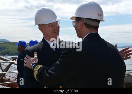 170510-N-GL340-041 RIJEKA, Kroatien (10. Mai 2017) Vice Admiral Christopher Grady, Kommandeur der US-6. Flotte wird von Captain Kavon Hakimzadeh, Kommandierender Offizier der Blue-Ridge-Klasse Kommando- und Schiff USS Mount Whitney (LCC-20), an Bord des Schiffes bei Viktor Lenac Werft in Rijeka, Kroatien begrüßt. Mount Whitney, der US 6. Flotte Kommando- und Schiff vorwärts nach Gaeta, Italien, Betrieb mit einer kombinierten Mannschaft der US Navy Matrosen und Military Sealift Command Staatsdienst Seefahrer bereitgestellt wird. (Foto: U.S. Navy Mass Communication Specialist 2. Klasse Michael Feddersen/freigegeben) Stockfoto