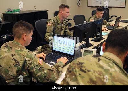 SPC. David Walters, Pfc. Quentin Oswalt, 2nd Lt. Michael Snyder und CPT. Anthony Rose mit der South Carolina Army National Guard reagieren auf eine Luft Mission Suport eifrig Lion 2017 am Joint Force Command, Suffolk, Virginia Eager Lion ist eine jährliche US Central Command-Übung in Jordanien um zu militärischer Beziehungen zwischen den USA, Jordanien und anderen internationalen Partnern zu stärken soll. Das diesjährige Iteration besteht aus etwa 7.200 Soldaten aus mehr als 20 Nationen, die auf Szenarien, die Grenzsicherung, Befehl und Steuerung, Cyberverteidigung reagieren werden eine Stockfoto