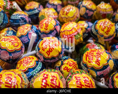 Moskau, Russland - 20. Mai 2017: Chupa Chups Süßigkeiten zum Verkauf im Laden Stockfoto