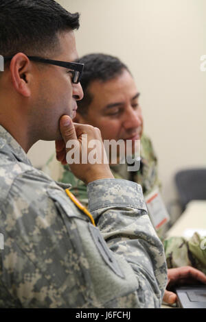 CPT. John Alban und Spc. Steve Govea mit Colorado Army National Guard bieten Kommando und Kontrolle und Überprüfung Einheit Standorte und Aktionen über JCAT Systeme zur Unterstützung der eifrig Lion 2017 bei Joint Force Command, Suffolk, Virginia Eager Lion ist eine jährliche US Central Command-Übung in Jordanien entworfen, um zu militärischer Beziehungen zwischen den USA, Jordanien und anderen internationalen Partnern zu stärken. Das diesjährige Iteration besteht aus etwa 7.200 Soldaten aus mehr als 20 Nationen, die Szenarien, die Grenzsicherung, Führungs-, Cyberverteidigung und Ba antwortet Stockfoto