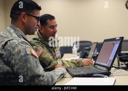 CPT. John Alban und Spc. Steve Govea mit Colorado Army National Guard bieten Kommando und Kontrolle und Überprüfung Einheit Standorte und Aktionen über JCAT Systeme zur Unterstützung der eifrig Lion 2017 bei Joint Force Command, Suffolk, Virginia  Begierig, Löwe eine jährliche US Central Command Übung in Jordanien soll um zu militärischer Beziehungen zwischen den USA, Jordanien und anderen internationalen Partnern zu stärken. Das diesjährige Iteration besteht aus etwa 7.200 Soldaten aus mehr als 20 Nationen, die Szenarien, die Grenzsicherung, Führungs-, Cyberverteidigung und b antwortet Stockfoto