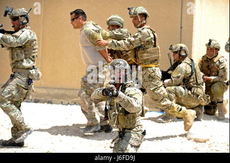 AMMAN, Jordanien (11. Mai 2017) Mitglieder des jordanischen Streitkräfte spezielle Task Force und US Air Force Special Operations, escort ein Gefangener, während eine Interoperabilität zu bekämpfen, Suche und Rettung Ausbildung an der König Abdullah II Special Operations Training Center, im Rahmen der Übung Eager Lion. Begierig, Löwe eine jährliche US Central Command Übung in Jordanien soll um zu militärischer Beziehungen zwischen den USA, Jordanien und anderen internationalen Partnern zu stärken. Das diesjährige Iteration besteht aus etwa 7.200 Soldaten aus mehr als 20 Nationen, die Scena antwortet Stockfoto