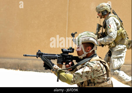 AMMAN, Jordanien (11. Mai 2017) Mitglieder des jordanischen Streitkräfte spezielle Task Force und italienischen Special Operations Wing, finden ihren Weg zu den Hubschrauber-Entnahmestelle, während Interoperabilität zu bekämpfen, Suche und Rettung Ausbildung an der König Abdullah II Special Operations Training Center, im Rahmen der Übung Eager Lion. Begierig, Löwe eine jährliche US Central Command Übung in Jordanien soll um zu militärischer Beziehungen zwischen den USA, Jordanien und anderen internationalen Partnern zu stärken. Das diesjährige Iteration besteht aus etwa 7.200 Soldaten aus mehr als 20 Nationen Stockfoto