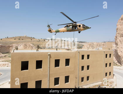 AMMAN, Jordanien (11. Mai 2017) Mitglieder von der Air Force Special Operations von der 23. spezielle Taktiken Squadron schnell Seil von einem jordanischen UH-60 Hubschrauber während einer Übung zur Unterstützung eifrig Lion 2017. Begierig, Löwe eine jährliche US Central Command Übung in Jordanien soll um zu militärischer Beziehungen zwischen den USA, Jordanien und anderen internationalen Partnern zu stärken. Das diesjährige Iteration besteht aus etwa 7.200 Soldaten aus mehr als 20 Nationen, die auf Szenarien, die Grenzsicherung, Befehl und Steuerung, Cyber Defense und Battlespace Management reagieren Stockfoto