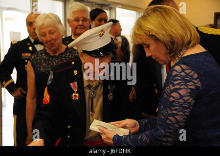 New Jersey Vizegouverneur Kim Guadagno grüßt Frank Gross, ein Korea-Krieg-Veteran, 12 Mai während der US Army Reserve 99. Regional Support Command Essen gehen auf gemeinsame Basis McGuire-Dix-Lakehurst, New Jersey.  Das Thema der Veranstaltung lautete "Veteranen: damals und heute."  Mehr als 100 Veteranen aus Stadtviertel veteran Homes waren eingeladen. Stockfoto