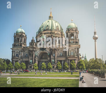 Berlin, Deutschland - 19. Mai 2017: der Berliner Dom (Berliner Dom) und Fernsehturm (Fernsehturm) in Berlin, Deutschland. Stockfoto