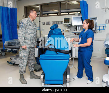 US Air Force Airman 1.Klasse, Dezina Khosroabadi mit der 60. chirurgische Operations Squadron, Travis Air Force Base in Kalifornien, erklärt ihre Pflichten Chief Master Sgt. Steve Nichols, 60. Air Mobility Wing Befehl Chef, während der Arbeiten mit Flieger Programm, 12. Mai 2017. Das Programm beinhaltet Flügel Führung Interaktion mit Flieger zu bekommen einen detaillierten Überblick über jede Mission an Travis durchgeführt. (U.S. Air Force Photo/Louis Briscese) Stockfoto