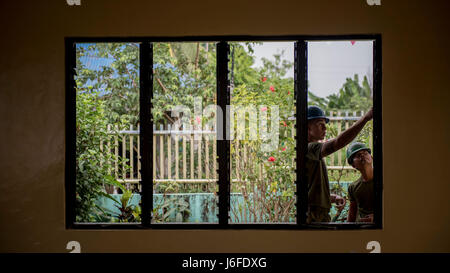 U.S. Marine CPL. Quentin Newton, links, und der philippinischen Armee Pfc. Socrates Boyles reparieren Wände während ein engineering bürgerlichen Hilfsprojekt zur Unterstützung Balikatan 2017 in Ormoc City, Leyte, 12. Mai 2017. Philippinische und US-Militärangehörige arbeiteten zusammen, um den Bau neuer Klassenräume für Schüler in Don Carlos Elementary School. Balikatan ist eine jährliche U.S.-philippinische bilaterale militärische Übung konzentrierte sich auf eine Vielzahl von Missionen, einschließlich humanitäre Hilfe und Katastrophenhilfe, Bekämpfung des Terrorismus, und andere militärische Operationen kombiniert. (Foto: U.S. Air Force Staff Sgt Peter Reft) Stockfoto