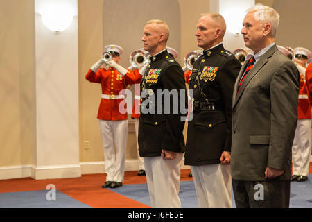 Von links, US Marine Corps Oberst Tyler J. Zagurski, Kommandierender Offizier, Marine Barracks Washington, Generalleutnant Mark A. Brilakis, stellvertretender Kommandant, zentrale Marine Corps, Manpower und Reserve-Angelegenheiten und Senior Executive Service Robert L. Woods, stellvertretender Assistent des Marineministers, Manpower und Reserve-Angelegenheiten, stehen an der Position der Aufmerksamkeit während einer Abend-Parade in Oberst Truman T. Crawford Hall , Marine Barracks Washington, Washington, D.C., 12. Mai 2017. Abend-Paraden sind als Mittel zur Ehren hoher Beamter, angesehenen Bürger und Unterstützer des Marine Corps statt. Stockfoto